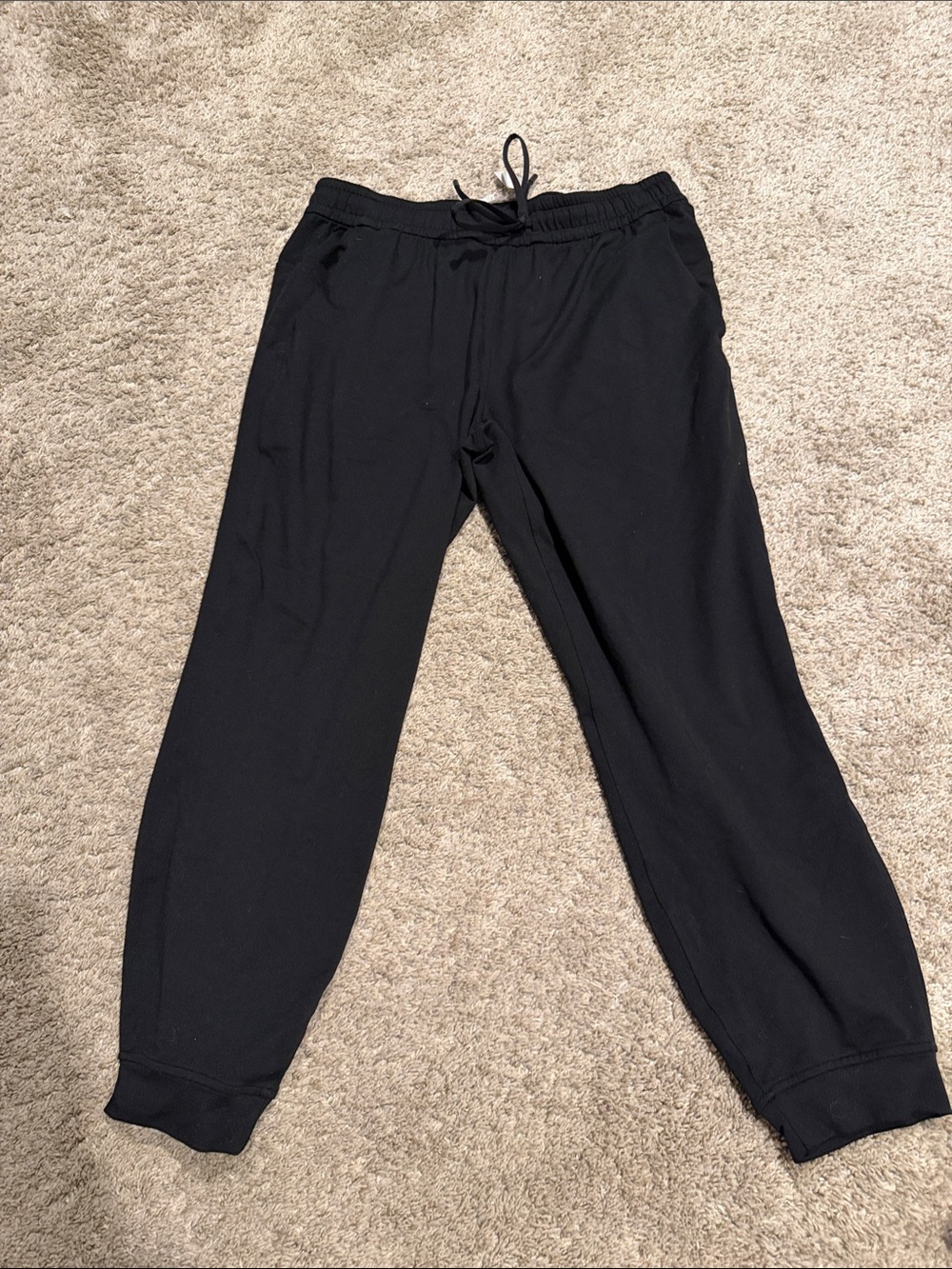 EXCELLENT CONDITION size 8 women’s black Lululemon cropped pants with pockets